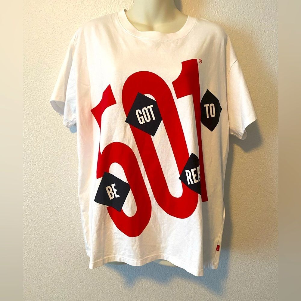 NWT Levi’s boyfriend fit limited edition tee!